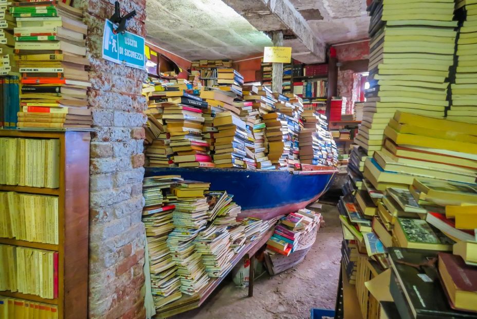 bigstock Bookstore Alta Acqua Libreria205955527