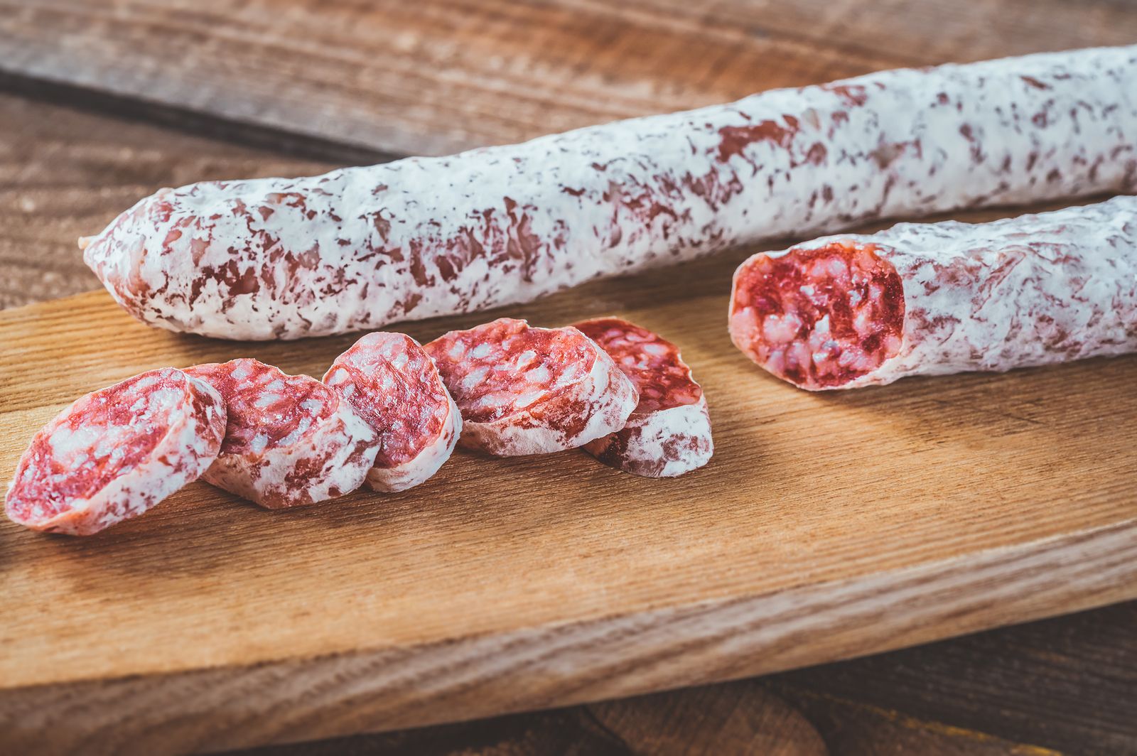 ¿Podemos consumir la capa blanca del fuet?