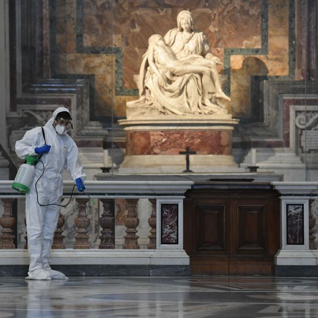 DESINFECTAN CON CLORO PAVIMENTO, ALTARES, SACRISTÍAS Y ESCALERAS DE LA BASÍLICA DE SAN PEDRO PARA REABRIR. Foto: Europa Press 