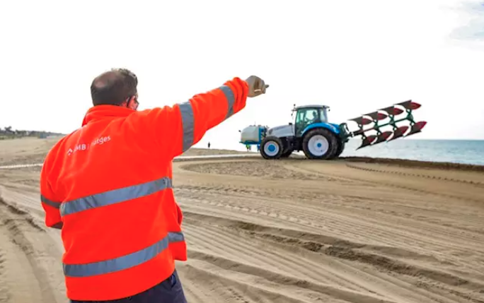 El AMB "intensifica" la desinfección de mobiliario y equipamientos de las playas. Foto: Europa Press El AMB "intensifica" la desinfección de mobiliario y equipamientos de las playas. Foto: Europa Press