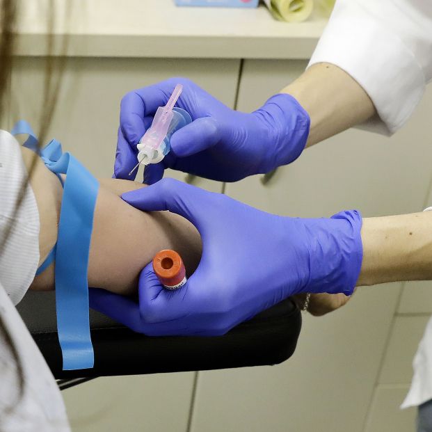 EuropaPress 3180879 trabajador sanitario extrae sangre paciente realizar test serologico EuropaPress 3180879 trabajador sanitario extrae sangre paciente realizar test serologico