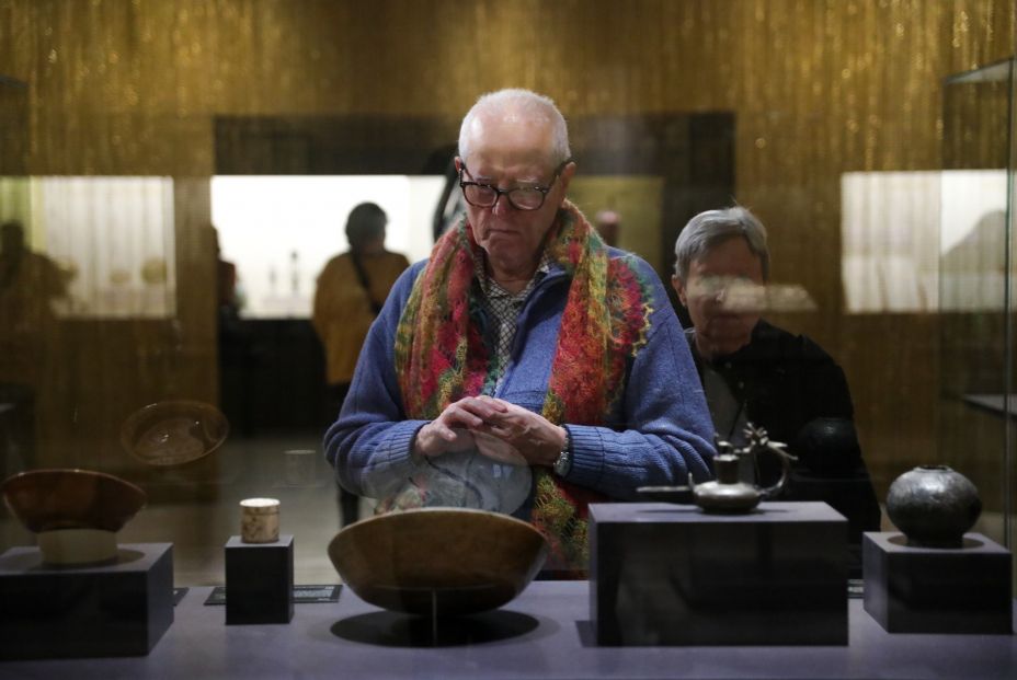 visitante observa varias piezas exposicion temporal artes metal al andalus visitante observa varias piezas exposicion temporal artes metal al andalus