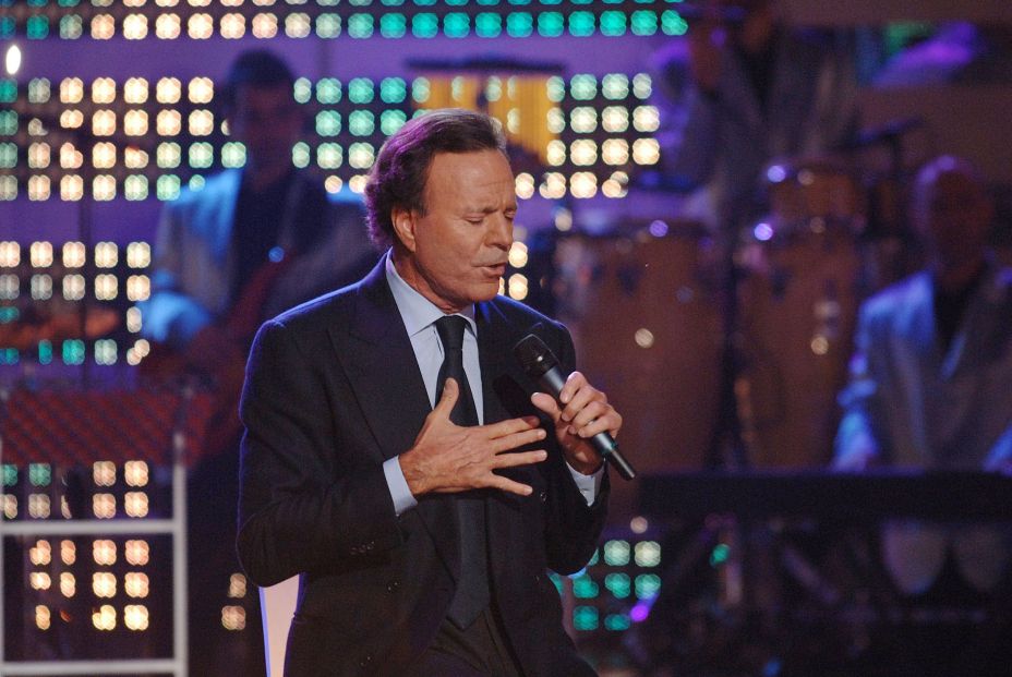 Publican fotos de un Julio Iglesias irreconocible al que le cuesta caminar