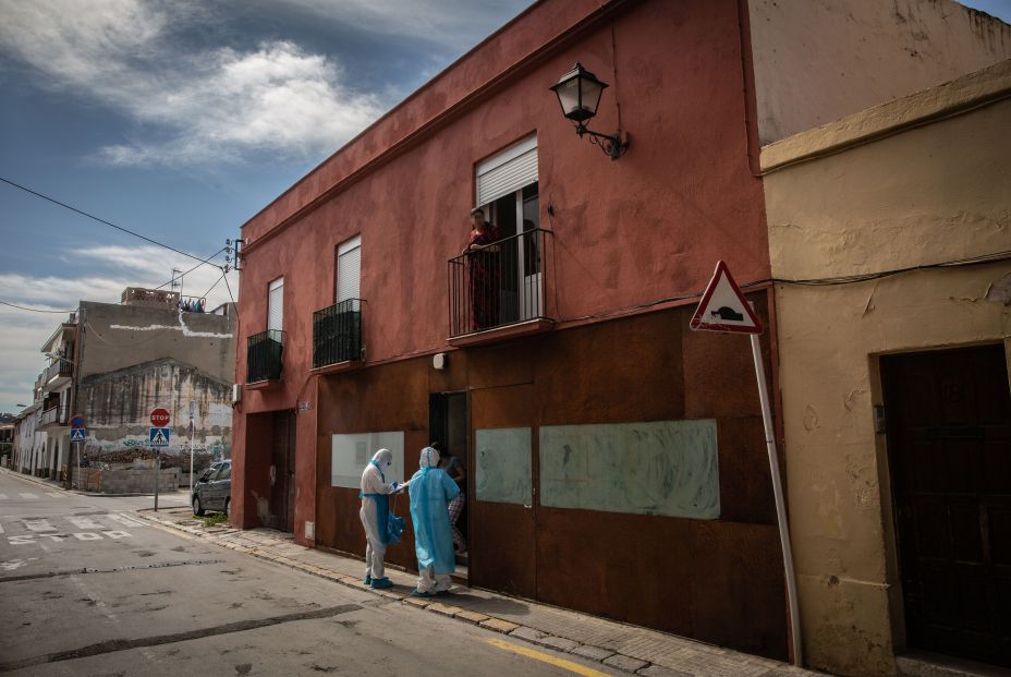 dos voluntarios ong proactiva open arms le realizan trabajadora sanitaria dos voluntarios ong proactiva open arms le realizan trabajadora sanitaria