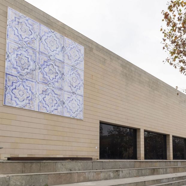 Fachada de IVAM Valencia con El Patriarca de Soledad Sevilla (IVAM)