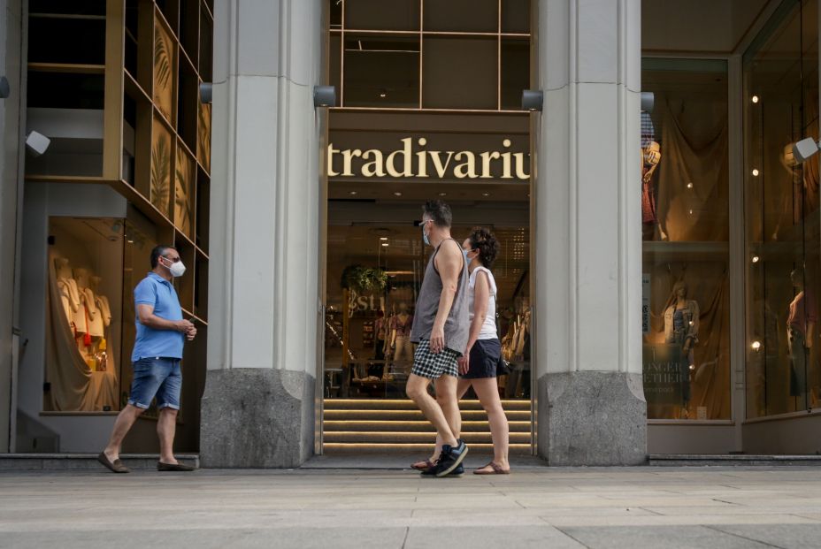 EuropaPress 3174717 varias personas pasan junto tienda stradivarius abierta fase desescalada EuropaPress 3174717 varias personas pasan junto tienda stradivarius abierta fase desescalada