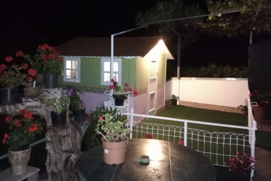 La sorpresa de Ricardo y Mercedes a sus nietas: construyen una casa de madera durante el confinamiento La sorpresa de Ricardo y Mercedes a sus nietas: construyen una casa de madera durante el confinamiento