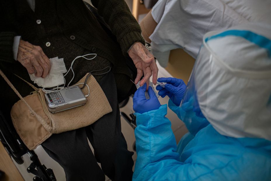 El 70% de los mayores infectados por COVID-19 en las residencias de Barcelona son asintomáticos