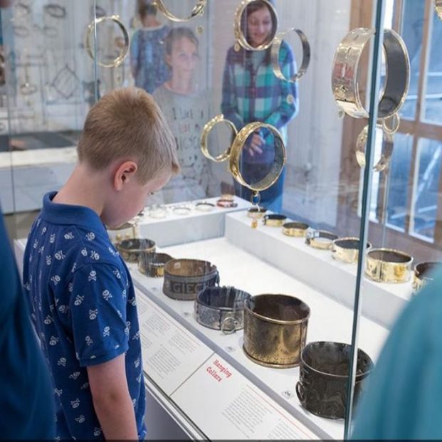 Uno de los curiosos museos sobre collares de perros (https://www.leeds-castle.com/Attractions/The+Dog+Collar+Museum)