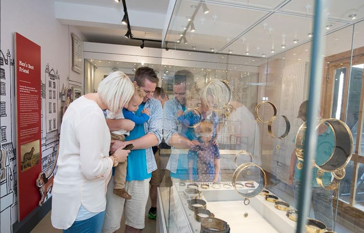 Uno de los curiosos museos sobre collares de perros (https://www.leeds-castle.com/Attractions/The+Dog+Collar+Museum)