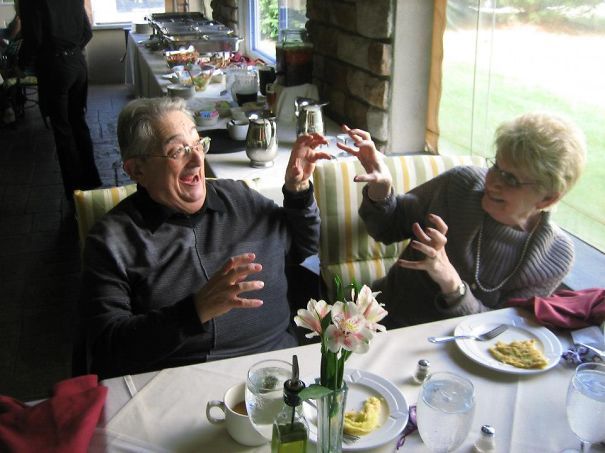 15 fotos de parejas que demuestran que nunca eres demasiado mayor para divertirte