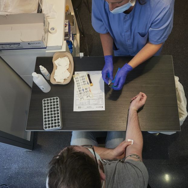 EuropaPress 3194559 trabajadora sanitaria realiza extraccion muestras recinto ferial refena EuropaPress 3194559 trabajadora sanitaria realiza extraccion muestras recinto ferial refena