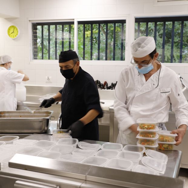 FUNDACIÓN SEPI Y CRUZ ROJA ELABORAN 220 MENÚS SOLIDARIOS AL DÍA PARA PERSONAS AFECTADAS POR LA CRISIS DEL COVID - Foto: Europa Press