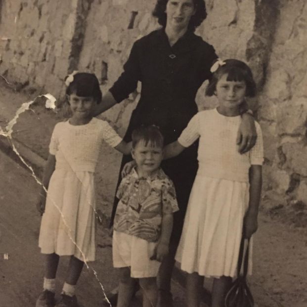 Fotos interioresguindal, su madre y sus dos hermanas en 1955