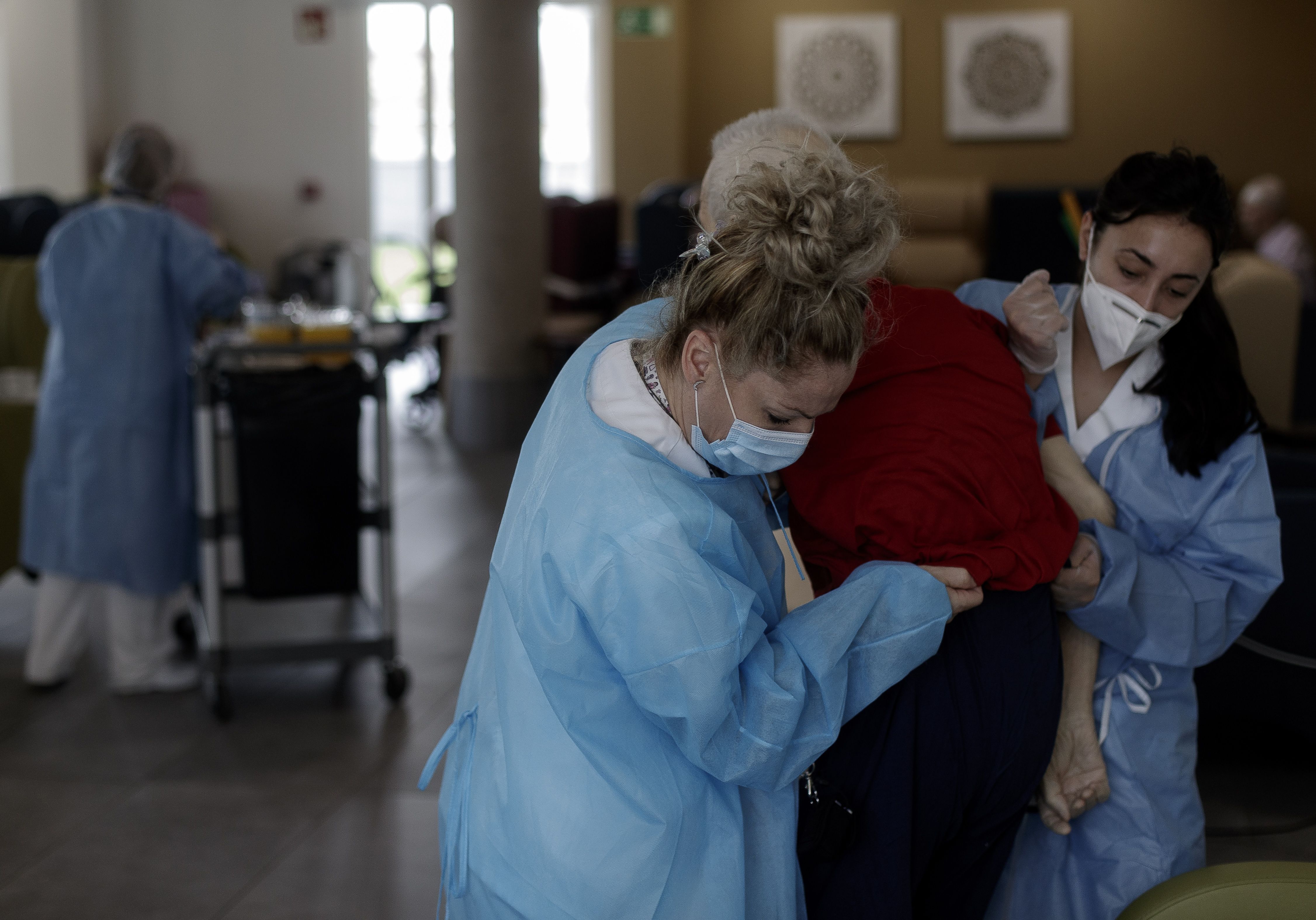 Las residencias madrileñas tendrán que aumentar sus plantillas y mejorar los menús