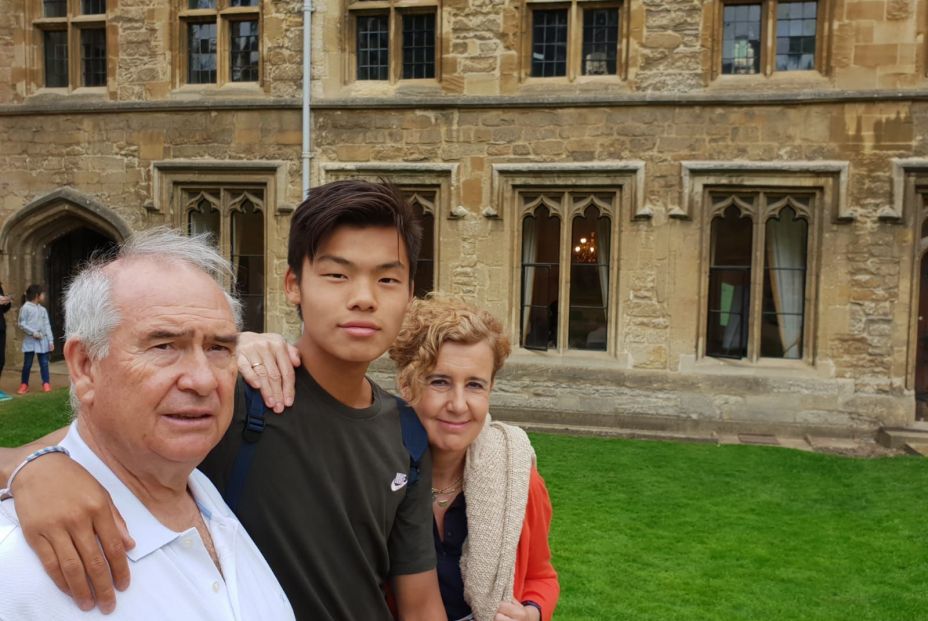 Mariano Guindal, con su mujer Mar y el hijo de ambos, Sam.