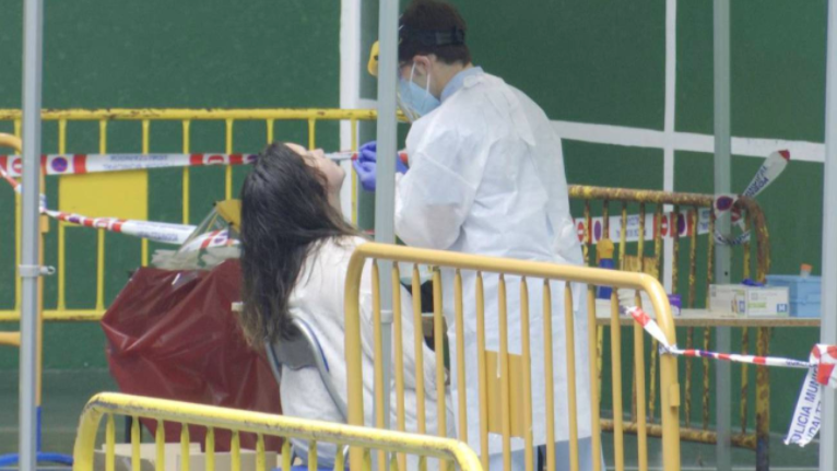 Una vecina de Tolosa se somete a la prueba PCR / FOTO:EUROPA PRESS