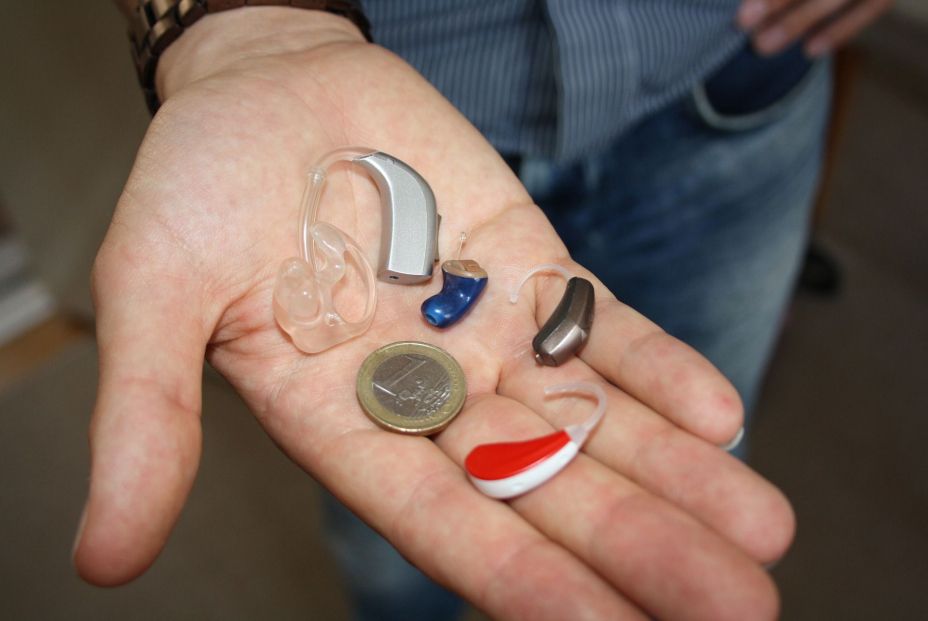 Implante coclear o audífono