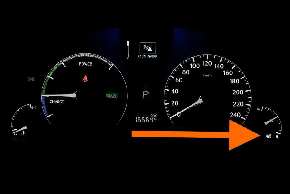 El truco para saber en qué lado está el depósito de la gasolina sin bajarte del coche El truco para saber en qué lado está el depósito de la gasolina sin bajarte del coche