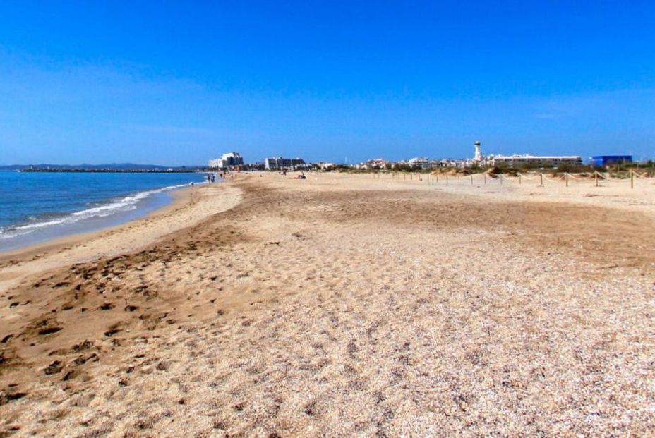Playa de La Rubina, en Empuria Brava, Girona Playa de La Rubina, en Empuria Brava, Girona