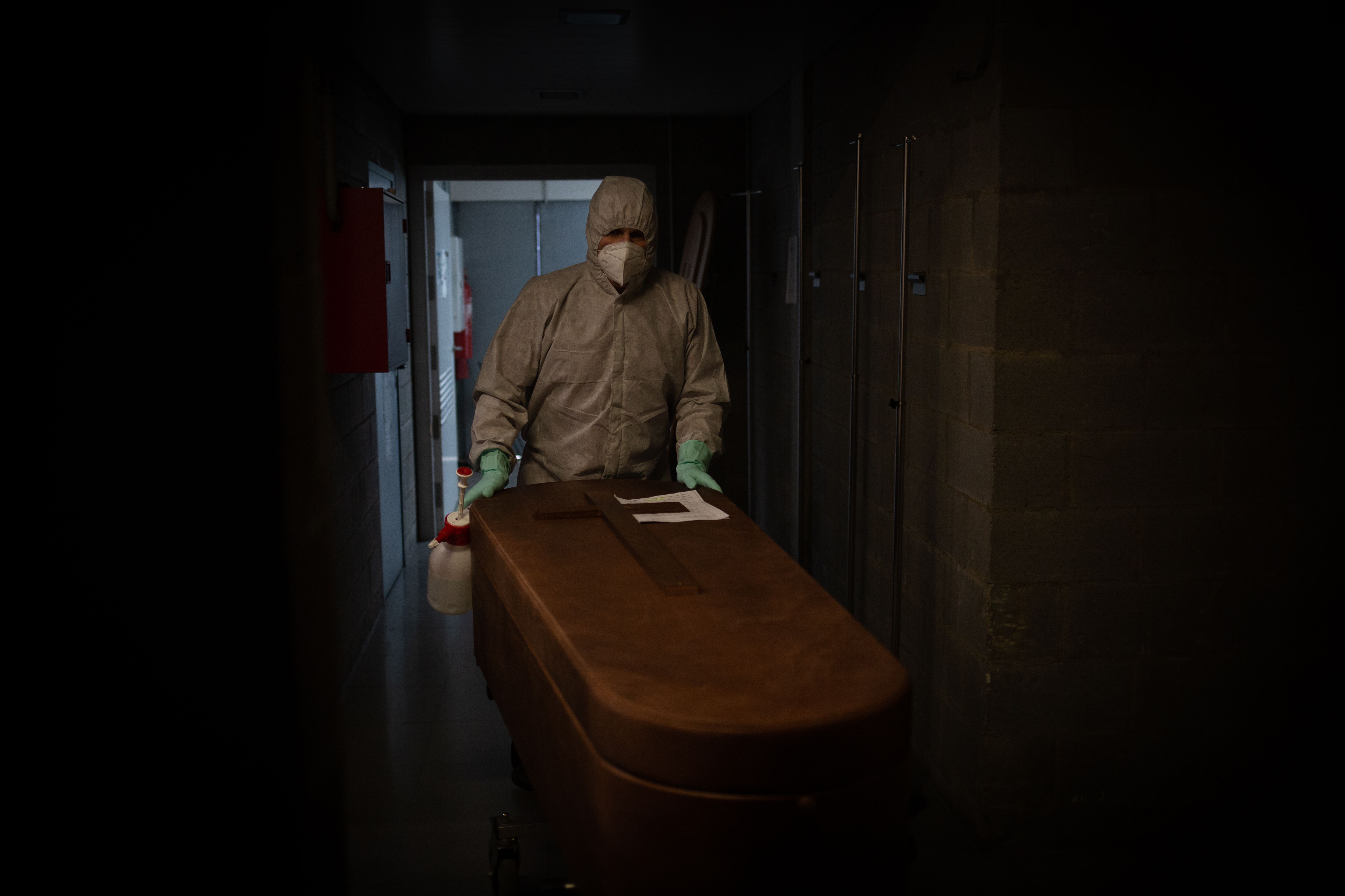 Una joven de 28 años entierra a sus padres y 3 hermanos, fallecidos por coronavirus, en solo 2 meses