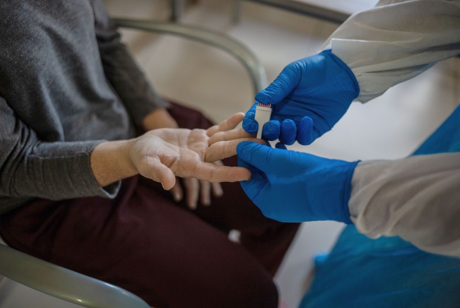 El coronavirus vuelve a cebarse con las residencias: los brotes aumentan diariamente El coronavirus vuelve a cebarse con las residencias: los brotes aumentan diariamente