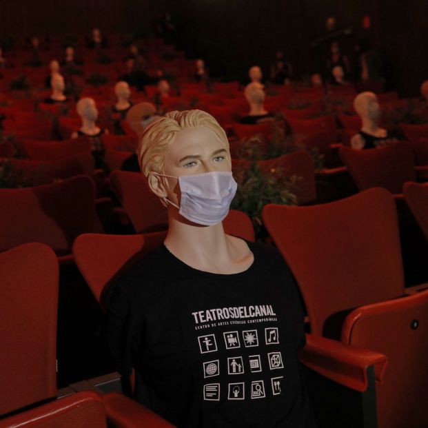 Maniquíes sentados indican asientos donde no pueden sentarse espectadores Maniquíes sentados indican asientos donde no pueden sentarse espectadores