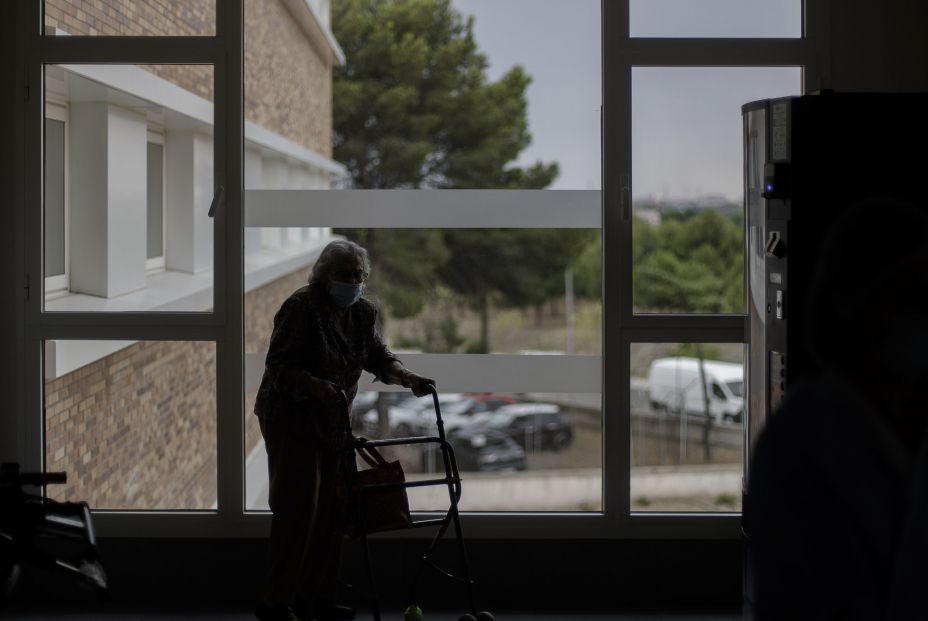 EuropaPress 3206143 residente centro mayores casablanca villaverde av rafaela ybarra 135 camina EuropaPress 3206143 residente centro mayores casablanca villaverde av rafaela ybarra 135 camina