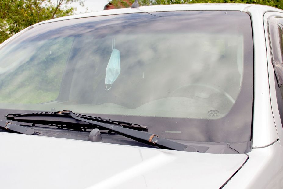 Mascarilla en el retrovisor