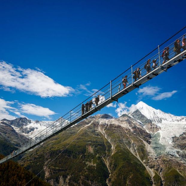 1 Menschen auf der Bruecke 2 front large 1 Menschen auf der Bruecke 2 front large