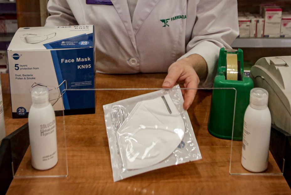 EuropaPress 3179185 farmaceutica farmacia inigo juana muestra mascarillas modelo kn95 hoy EuropaPress 3179185 farmaceutica farmacia inigo juana muestra mascarillas modelo kn95 hoy