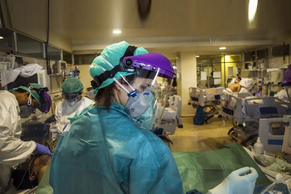 Madrid, al borde del confinamiento, tiene las UCIs saturadas Madrid, al borde del confinamiento, tiene las UCIs saturadas