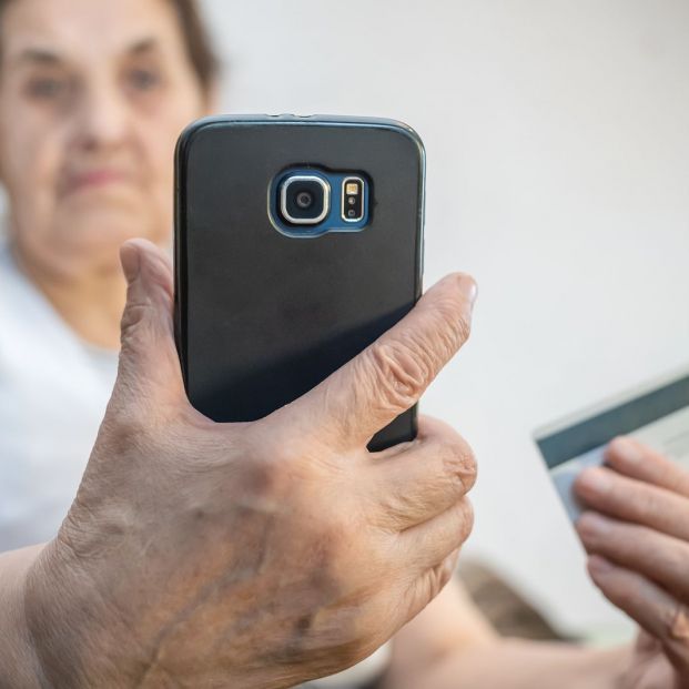 Personas mayores y móviles Personas mayores y móviles