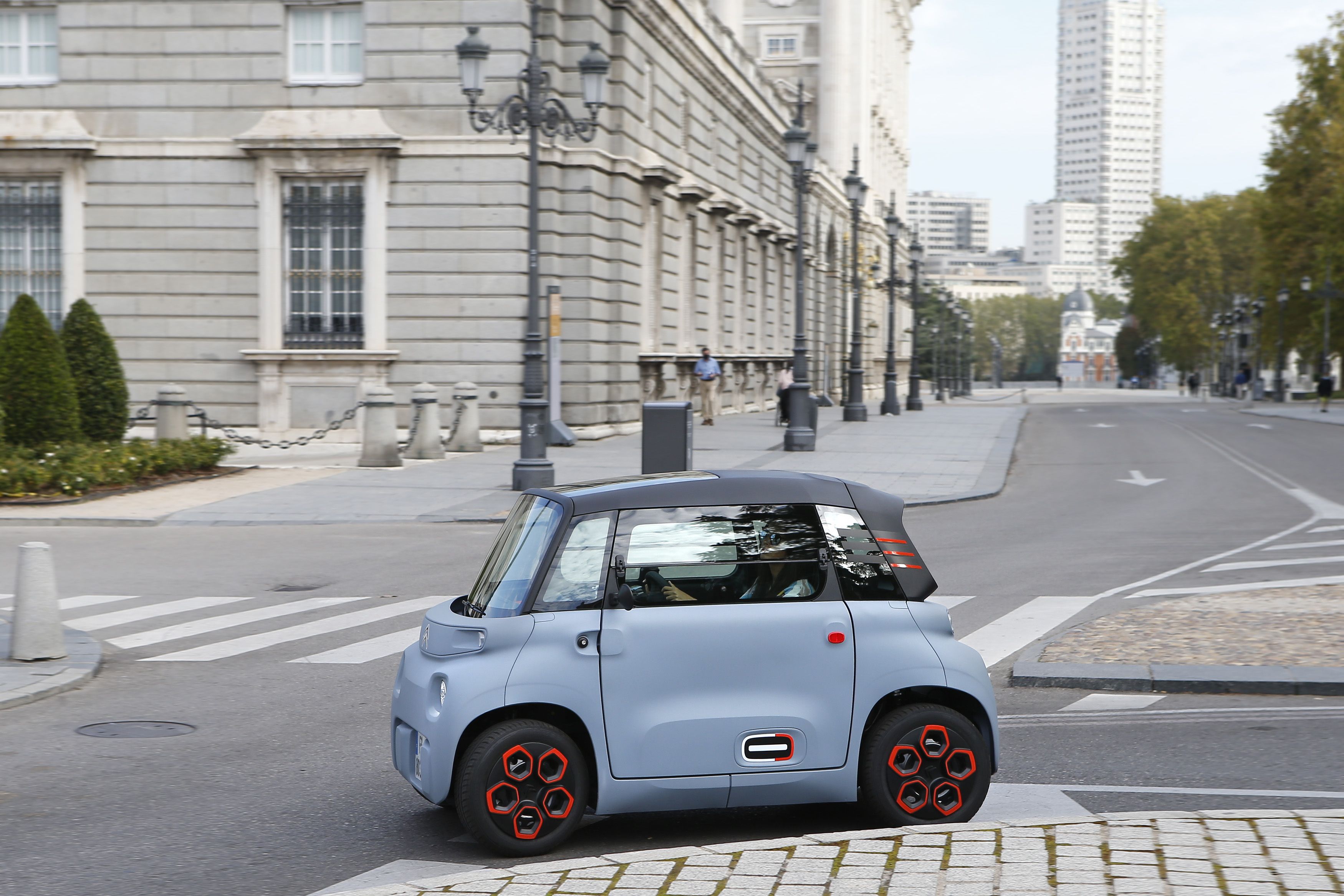 Otras alternativas al automóvil. Citroën presenta el Ami, entre el Vespino y el 600