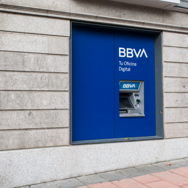 BBVA cobrará 2 euros por sacar efectivo en ventanilla y endurece las condiciones de la cuenta nómina BBVA cobrará 2 euros por sacar efectivo en ventanilla y endurece las condiciones de la cuenta nómina