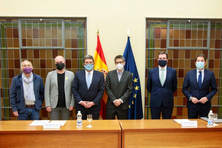 Gobierno, sindicatos y empresarios se reunirán periódicamente para negociar la reforma de pensiones