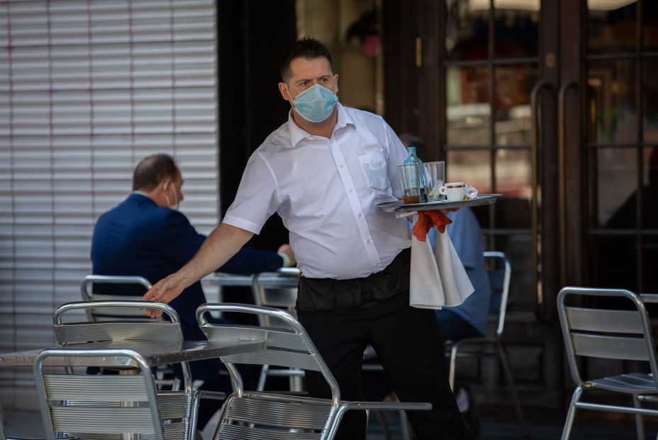 Cataluña cierra bares y restaurantes para frenar los contagios de coronavirus Cataluña cierra bares y restaurantes para frenar los contagios de coronavirus