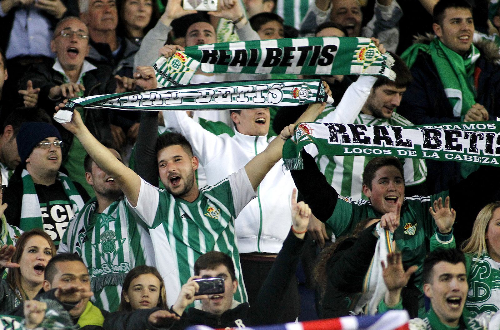 Este SMS del Betis no es 'spam', tu club te quiere renovar 'manque pierda'