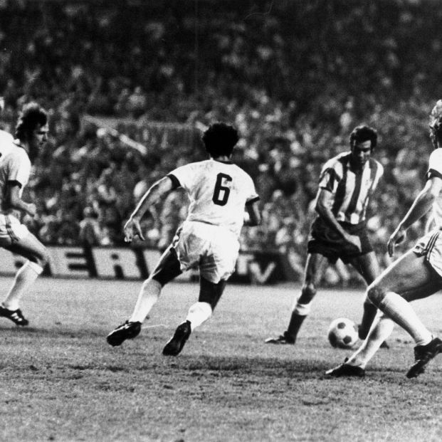 Luis Aragonés entre varios jugadores alemanes (RTVE) Luis Aragonés entre varios jugadores alemanes (RTVE)