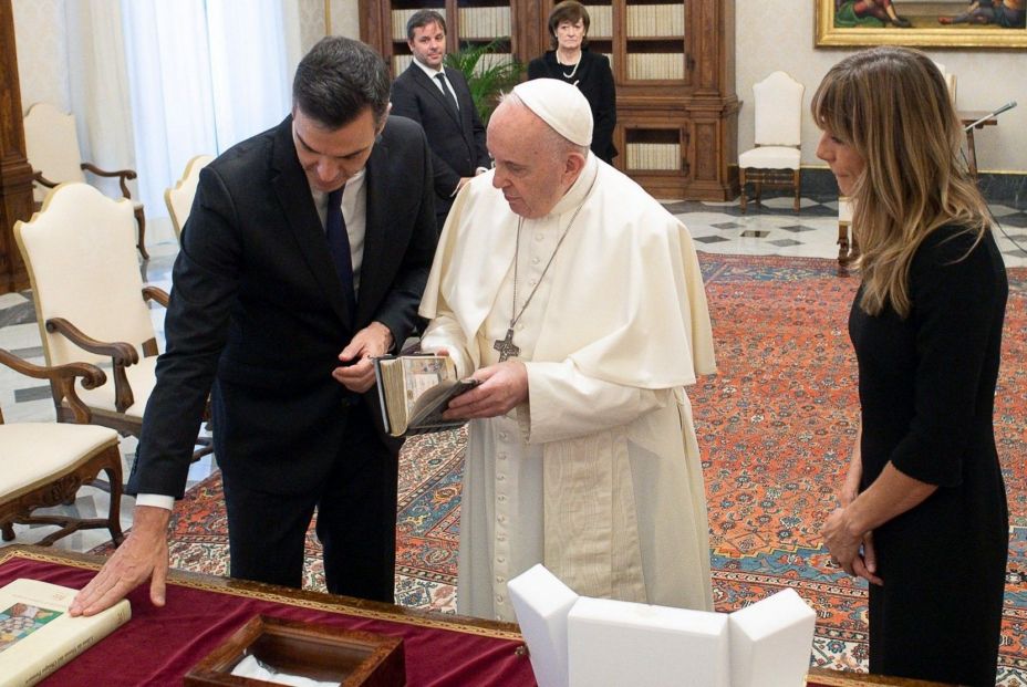 EuropaPress 3392989 presidente gobierno pedro sanchez intercambia regalos papa visita vaticano EuropaPress 3392989 presidente gobierno pedro sanchez intercambia regalos papa visita vaticano