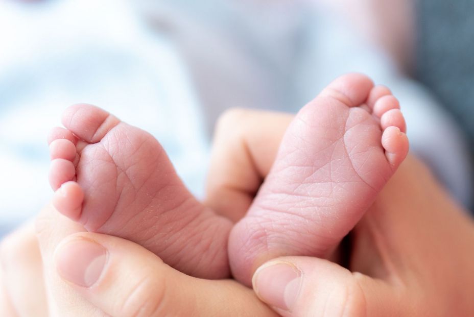 Auxilian a un bebé que se asfixió con un plástico y la chapa de un botellín en Almería