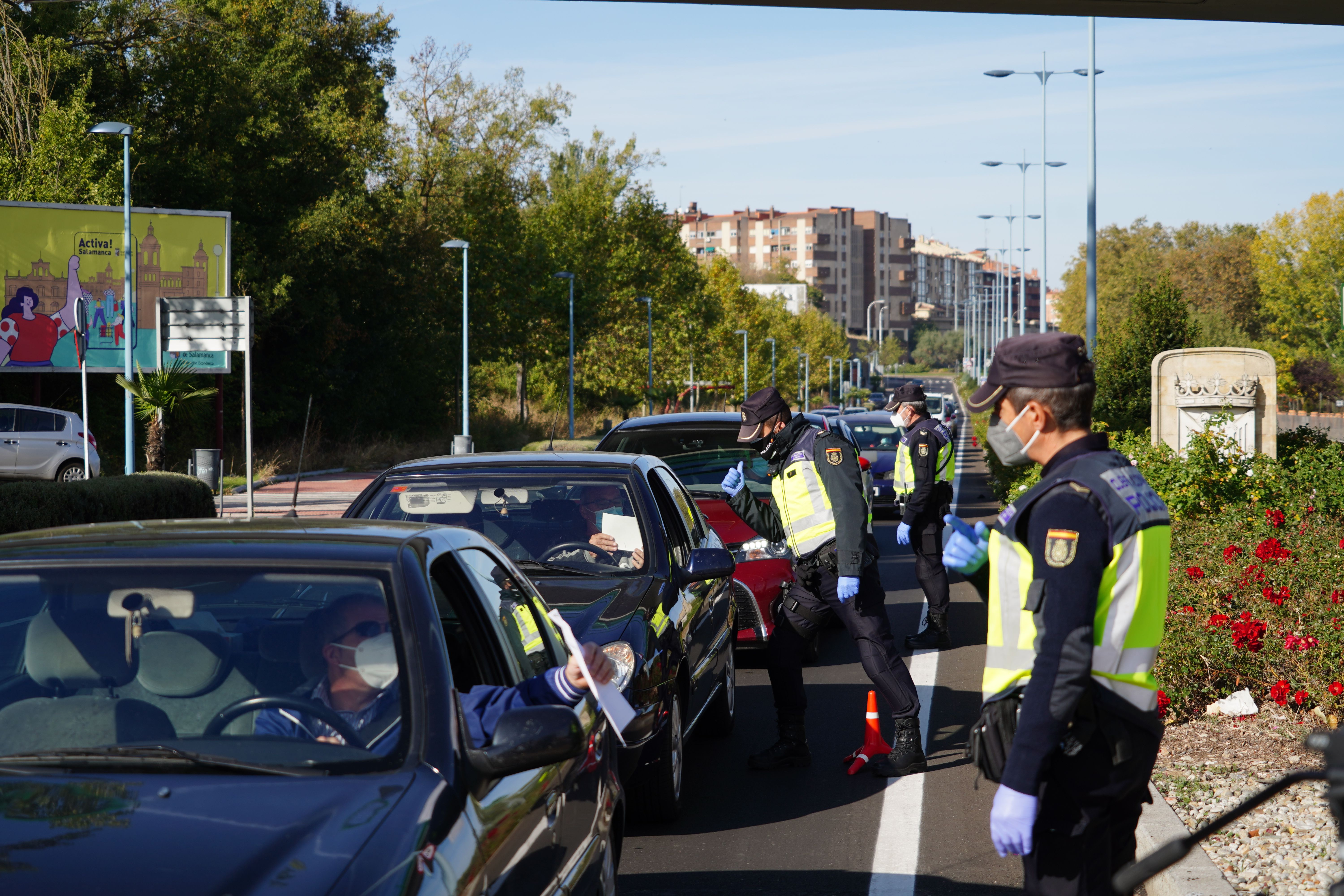 ¿Se puede atravesar con el coche una comunidad confinada para ir a otra?