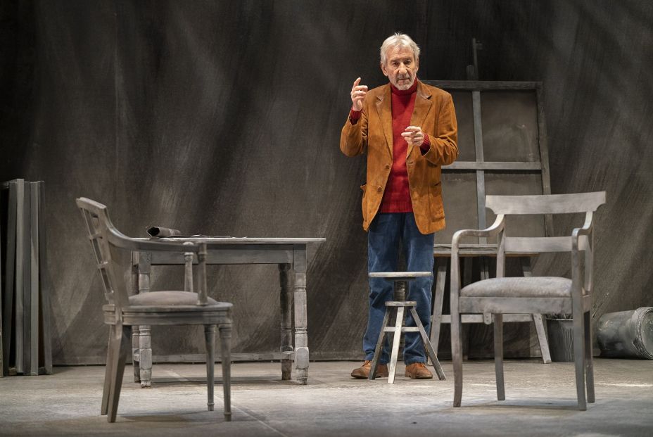 EuropaPress 2602194 jose sacristan momento obra senora rojo fondo gris EuropaPress 2602194 jose sacristan momento obra senora rojo fondo gris