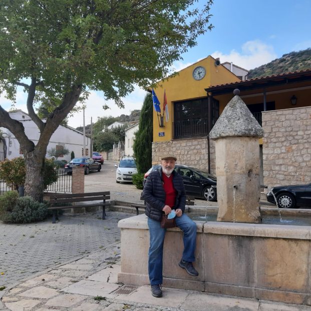 Antonio Alonso. Alcalde de Caspueñas, frente al Ayuntamiento del municipio alcarreño Antonio Alonso. Alcalde de Caspueñas, frente al Ayuntamiento del municipio alcarreño
