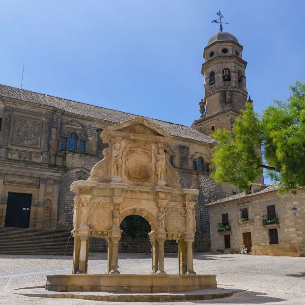 Fuentes bonitas España (bigstock) Cathedral And Fountain In Baeza Fuentes bonitas España (bigstock) Cathedral And Fountain In Baeza