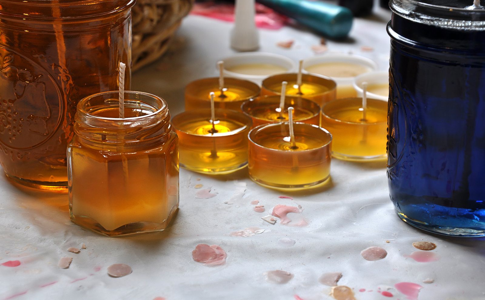 Cómo quitar las manchas de cera de vela de la ropa
