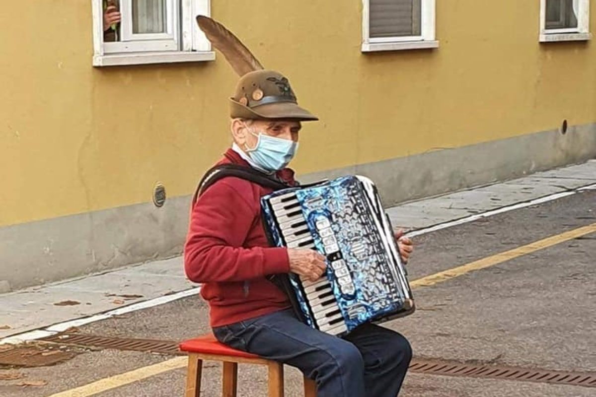La serenata de un italiano de 80 años ante el hospital donde está ingresada su mujer