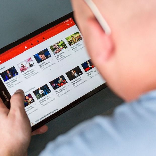 Usuario con una tablet de Samsung (Pixabay)