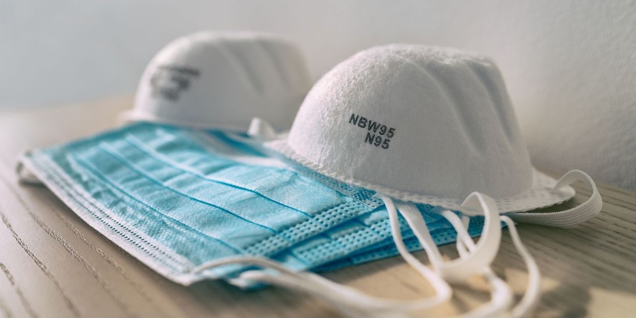 Mascarillas hechas con camisetas, calcetines o tela vaquera pueden ser eficaces, si están bien hechas 2 Mascarillas hechas con camisetas, calcetines o tela vaquera pueden ser eficaces, si están bien hechas 2