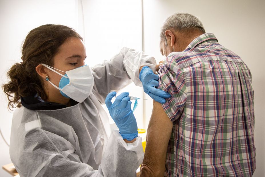 La vacuna de Oxford es segura en personas mayores y genera respuesta inmune La vacuna de Oxford es segura en personas mayores y genera respuesta inmune